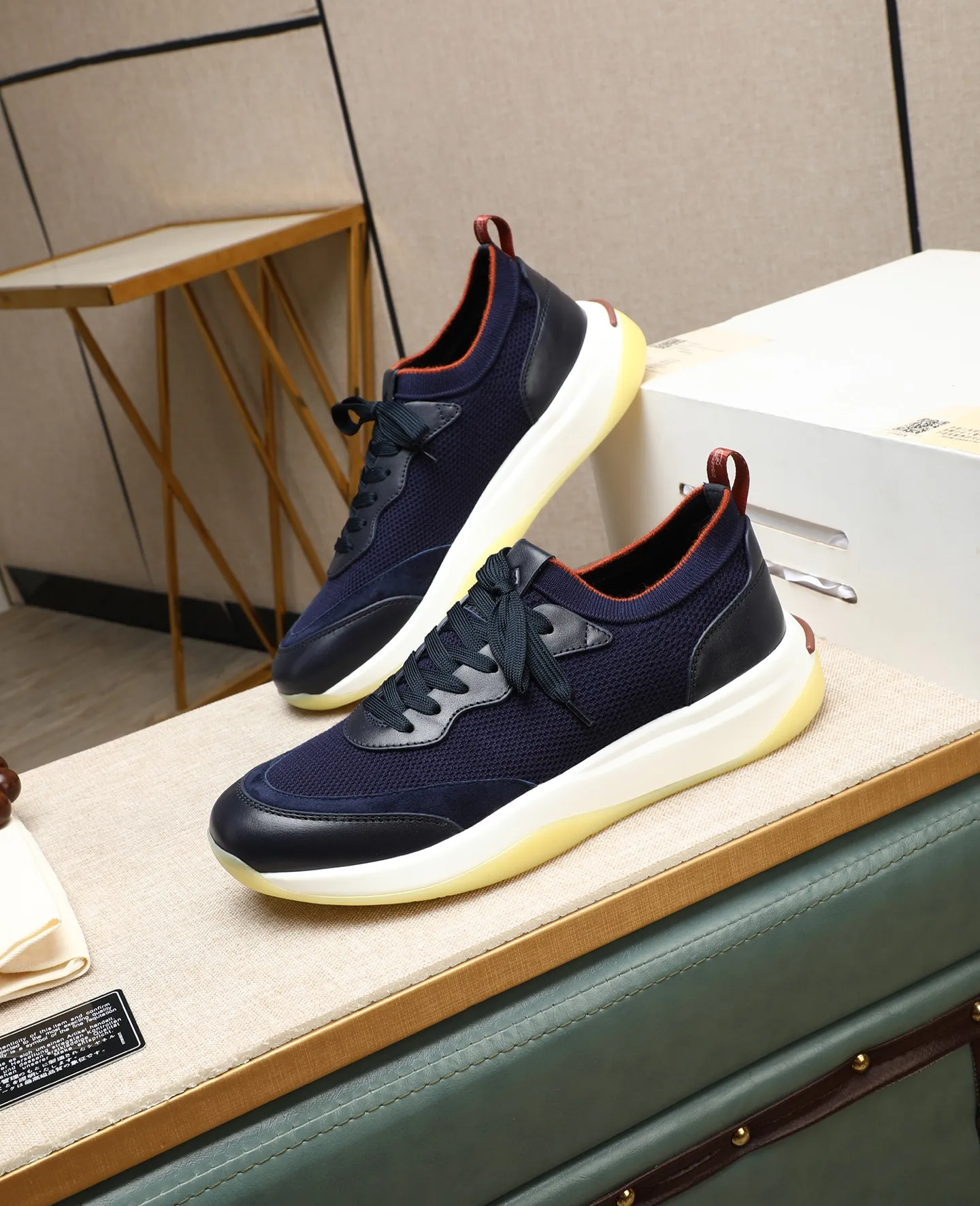 Men's shoes 💰620 🔥𝐥𝐨𝐫𝐨 𝐏𝐢𝐚𝐧𝐚 lp classic loafers, an Italian treasure brand, the only brand that can match Hermès! Only after wearing it do we realize that we can’t live up to our feet. The upper is made of imported first-layer cowhide with breathable fly-knit fabric, water-dyed cowhide foot pads, and the official original glass rubber outsole and pendant. Exclusive original packaging (tag ➕ brand paper ➕ outer box ➕ hand bag) code number: 38-44. Can be customized 45-46
